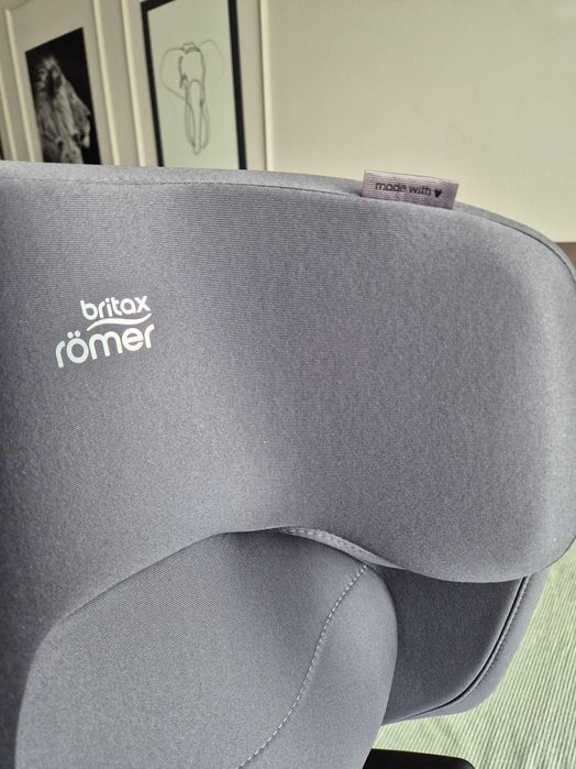 Ново детско столче Britax Römer Kidfix M i-Size (3.5 - 12год) с ISOFIX - имам в черно и сиво