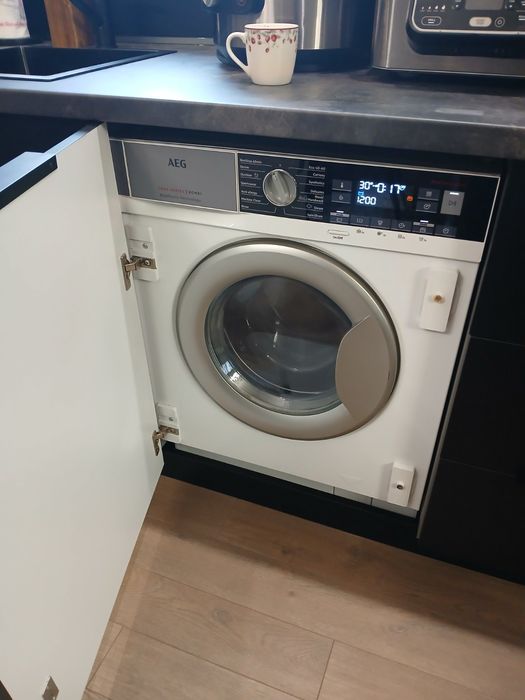 Пералня със сушилня АЕG