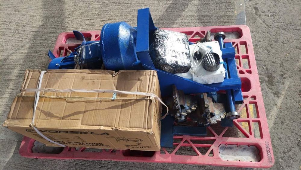 Сондажна машина с лостове и инструменти.