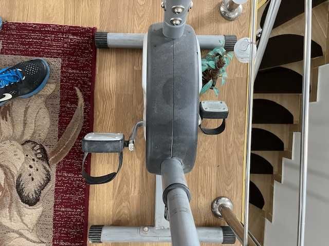 Bicicletă statică foarte puțin folosită.