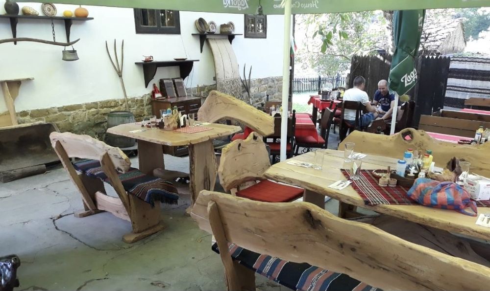 Продавам маси, пейки за заведения и дома от масив