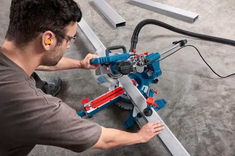 Циркуляр герунг с изтегляне Bosch GCM 305-216 S , 1300 W, 216 мм