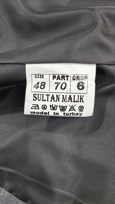 Продается комплект классической одежды.