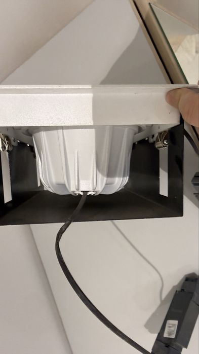 Продам потолочные светильники