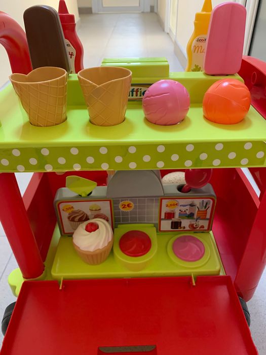 Продавам комплект за почистване и камионче за хамбургери и сладолед