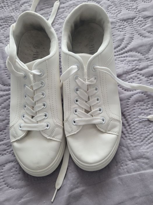 Дамски пантофки Adidas и бели кецове