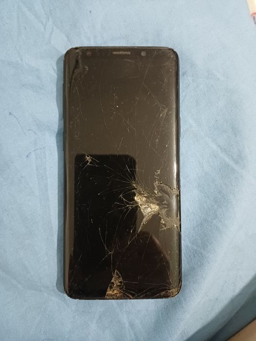 Samsung Galaxy S9 vu displayul spart. Placa este buna
Nu are suportul