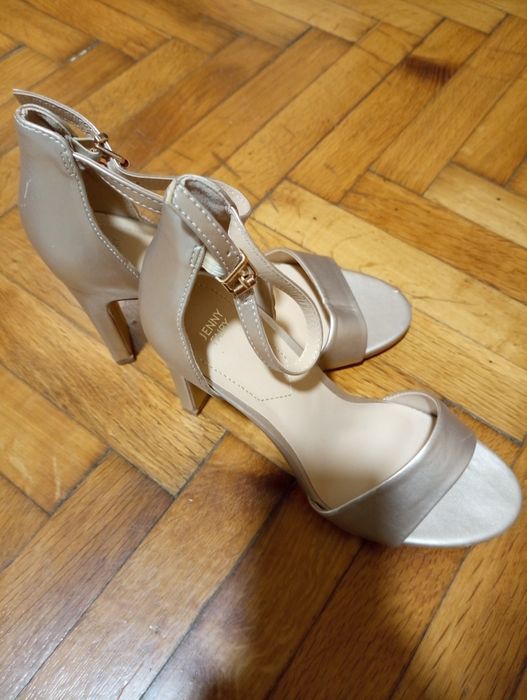 Златисти сандали с ток