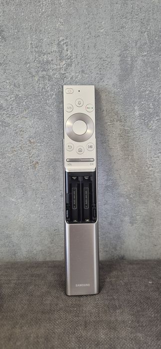 Telecomandă Samsung argintie, model BN5901327B