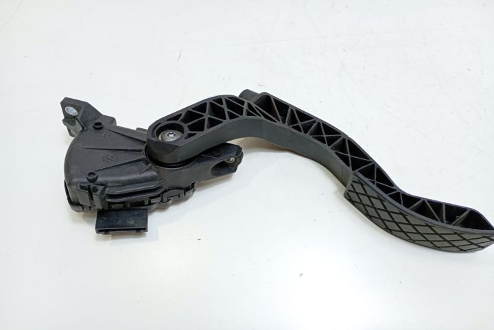 Pedala  acceleratie 8D1721523J Volkswagen VW Passat B5 seria