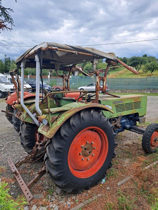 Vand 2 tractoare, unul Fendt si celalalt Massey-Fergusom