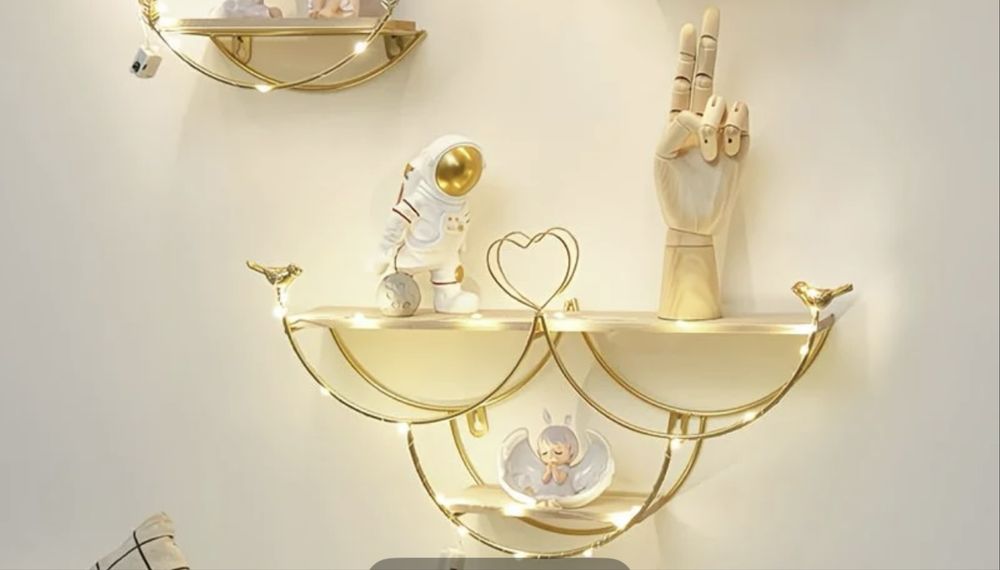 На стеная очень красивая полка