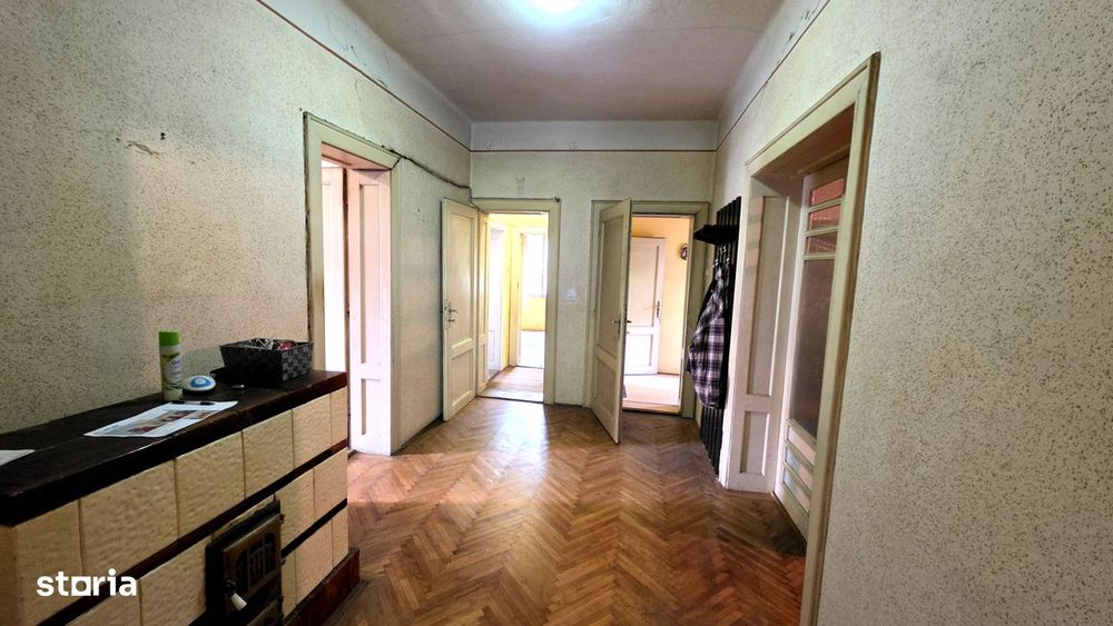 Apartament cu 4 camere , garaj si teren de 420 mp de vanzare zona Sub