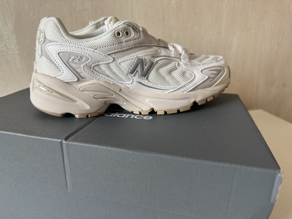 Продам кроссовки женские