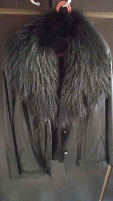 Продам куртку женскую.