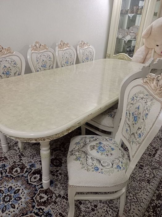 Продается стол и стулья на 12 персон