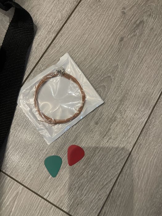 Гитара черная хорошая