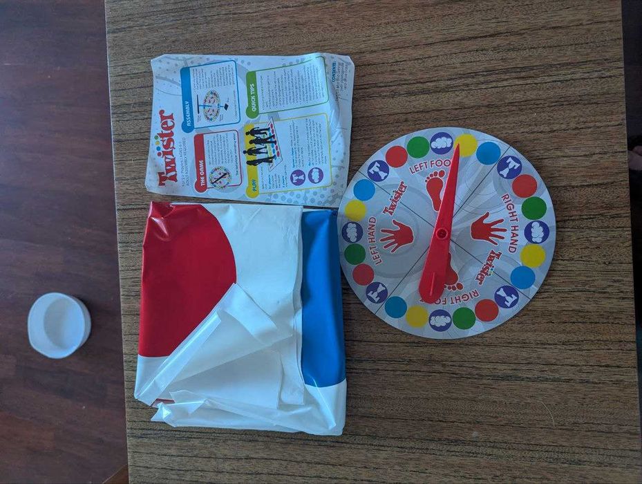 Игра Twister для нескольких человек