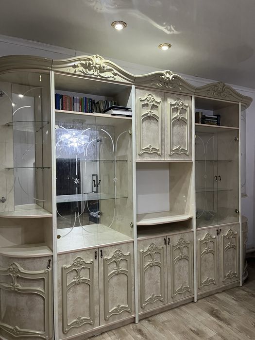 Шкаф для гостиной хотим продать срочно.