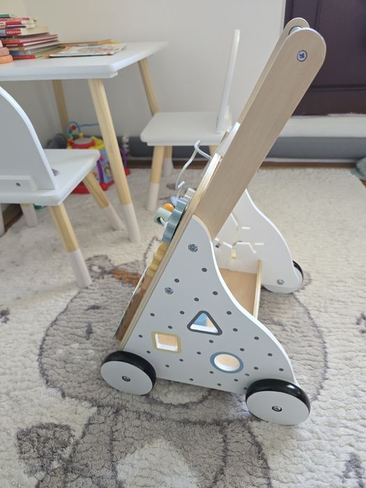 Antemergator  din lemn cu activitati educative