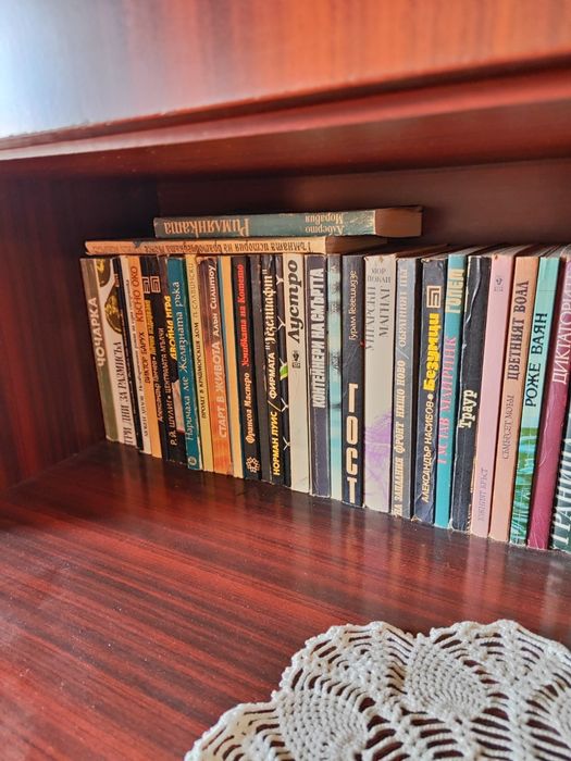 Продавам книги запазени