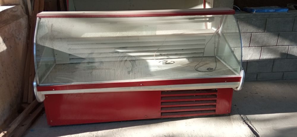 Продаю холодильник витринный