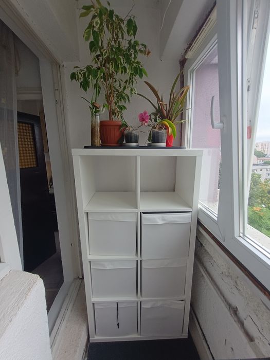 Vand etajera Kallax marca Ikea impreuna cu cutiile de depozitare