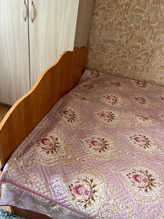 Продам двуспальную кровать. Без матраса