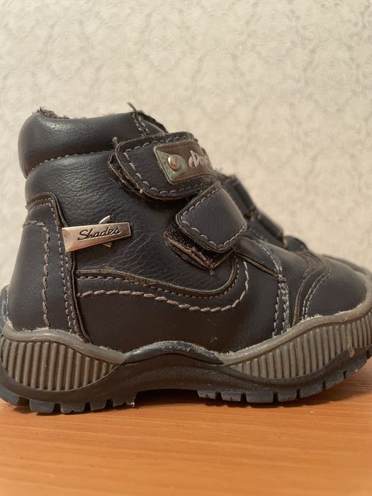 Продам детские осенние ботинки на мальчика
