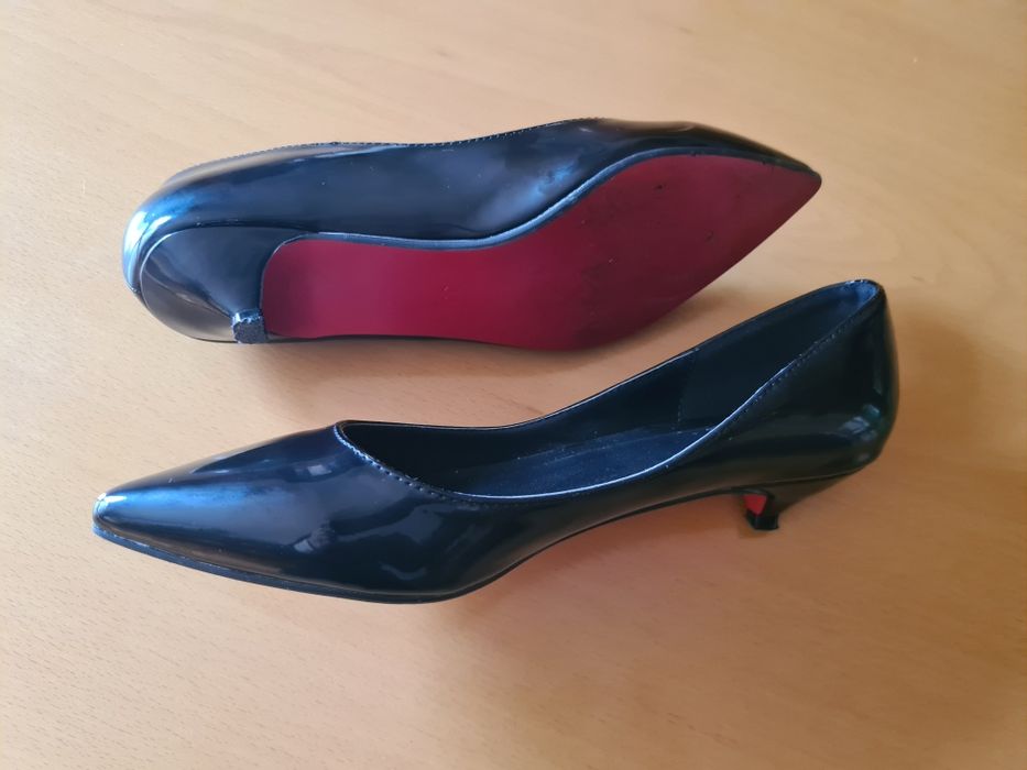 Дамски лачени обувки с ниски токчета