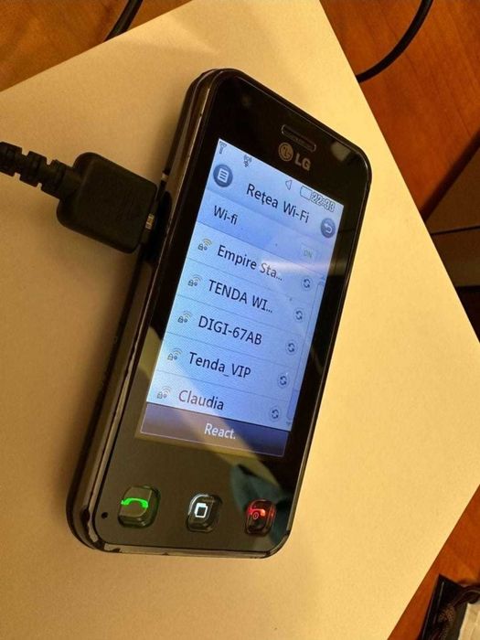 Smartphone LG KC 910 Renoir, din 2008, camera digitala de 8 MPX