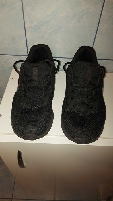 Adidași Nike negri