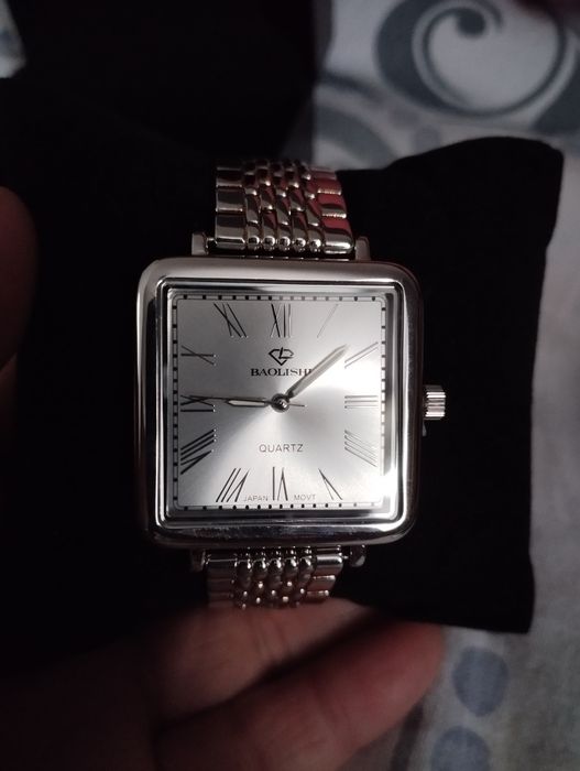 Продам часы. Кварцевые  серебро.