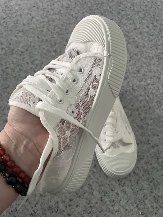 Продам новые кроссовки