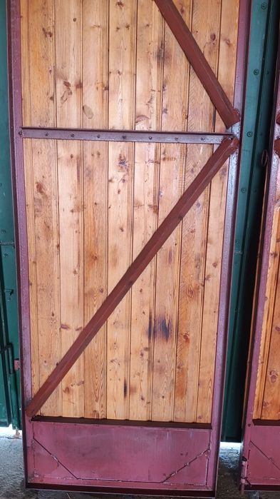 Продавам двукрила плътна врата от винкел, ламарина и чамова ламперия