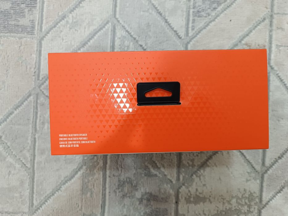 Продам колонку JBL charge5