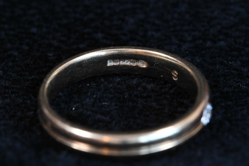 Златен Пръстен Халка Злато 375(9К) с диамант 0,08 карата. Размер 52