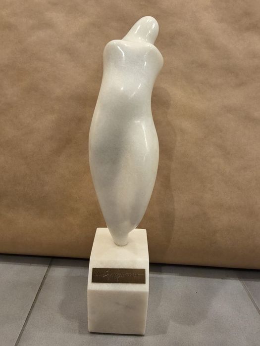 Marmura . M. Guguianu statuie . Sculptura
