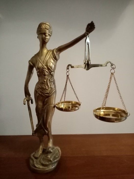 Sculptura din bronz masiv Justiția piesa cu o lucrătură de o foarte mare finețe, stare excelenta, h 24 cm