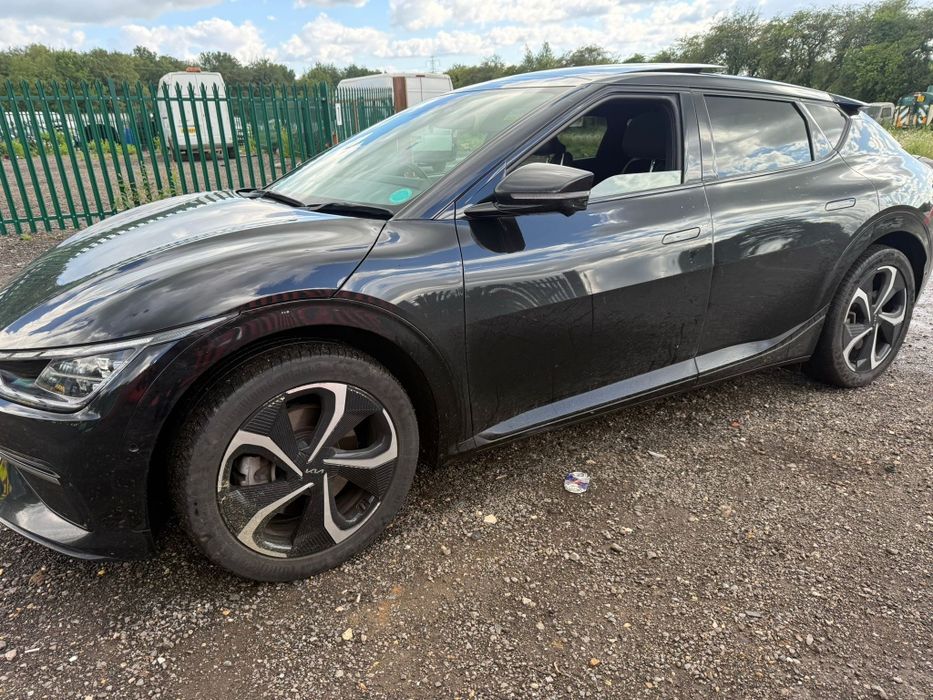 Vând diferite piese kia EV6