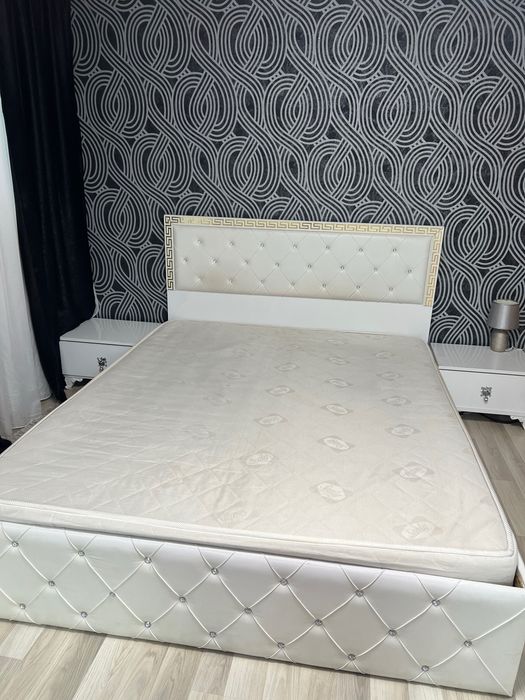 Pat cu saltea  si noptiere de vanzare