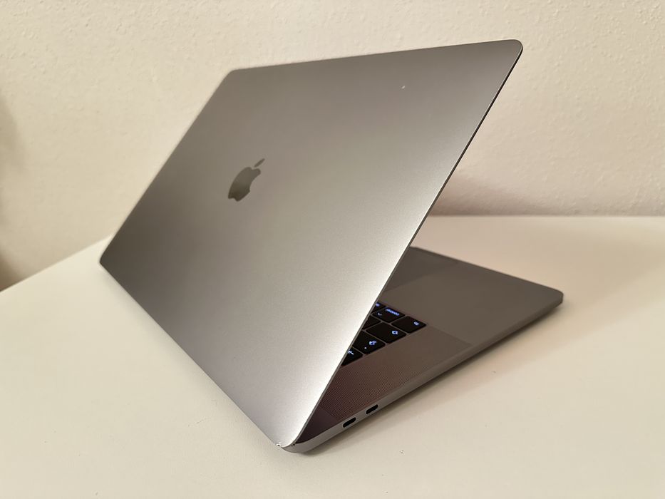 MacBook Pro 2017 Touchbar (15", Retina, A1707) 500 GB, i7, Radeon 4 GB