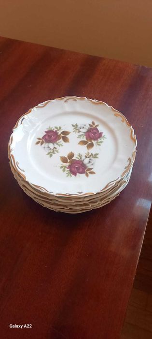 Vand farfurii si cesti