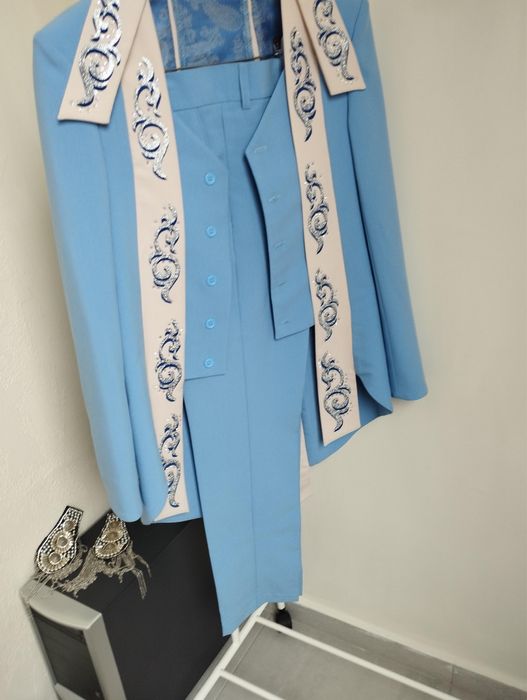 Срочно продам дизайнерский костюм