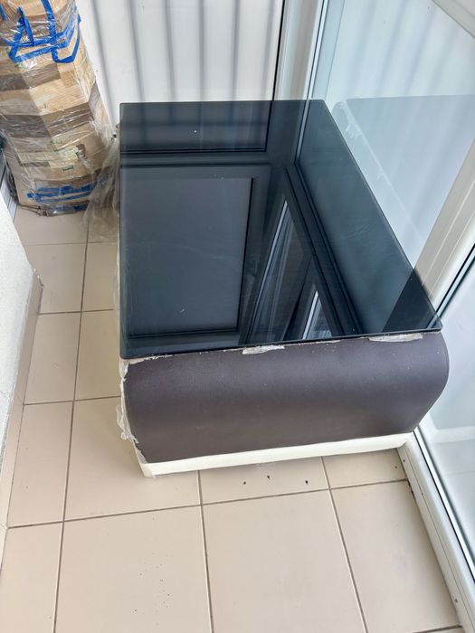 Canapea de piele, masa tapisata cu piele si perne piele