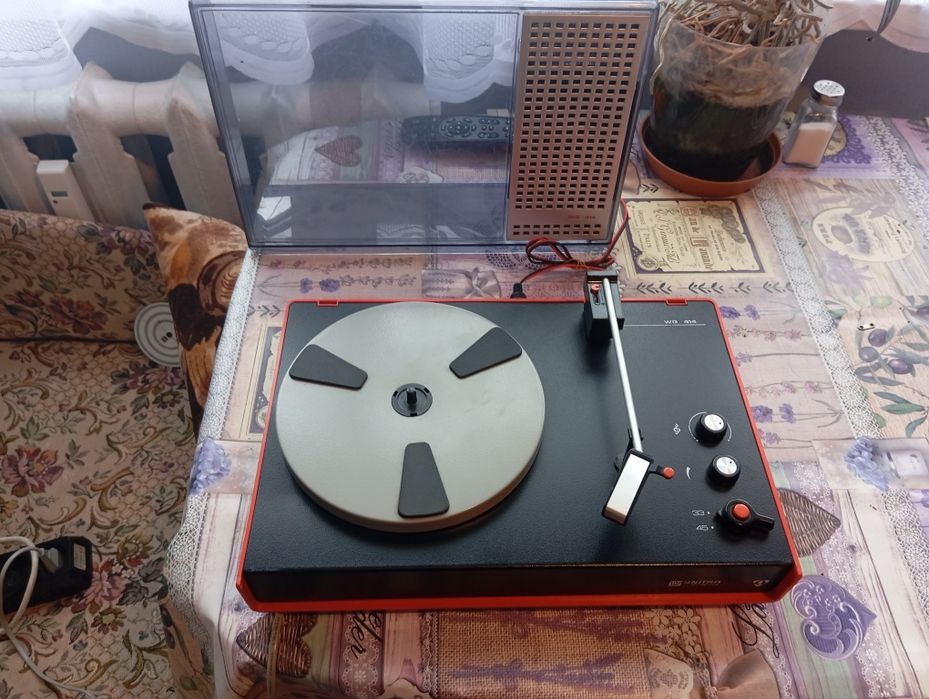 Грамофон Unitra WG 401 с вграден усилвател и говорител в капака