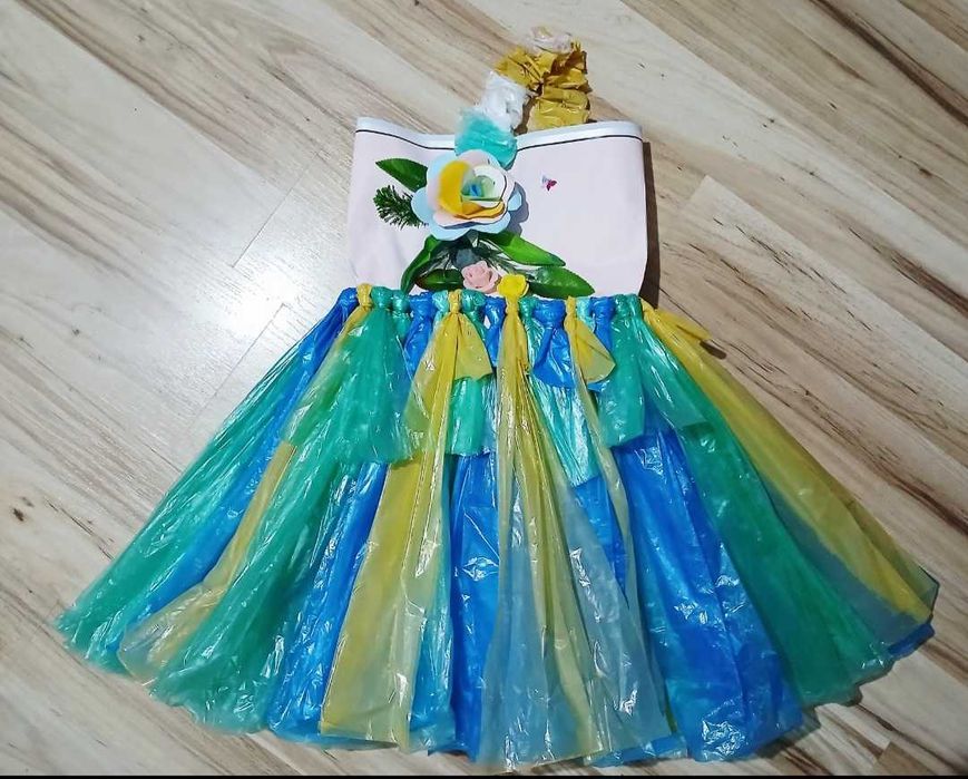 Rochie din materiale reciclabile pt fetite,mar 4-6 anii