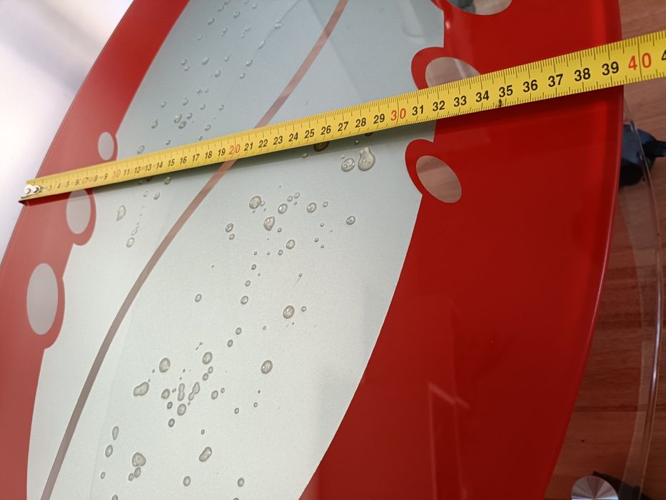 Masa de sticla cu roti care se pot bloca