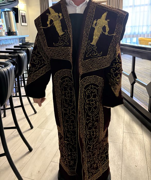 Продаеться 3 чапана