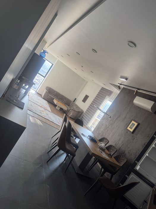 Продавам тристаен